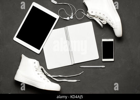 Mise à plat des Sneakers blanc sur fond noir avec un casque, téléphone, tablette, copie d'adresses Banque D'Images