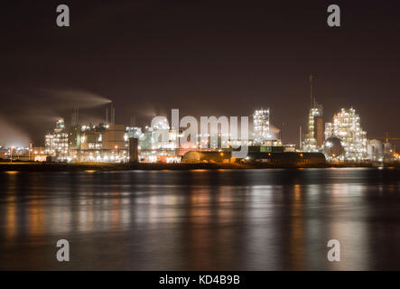 Usine chimique le long de la rivière merwede Banque D'Images