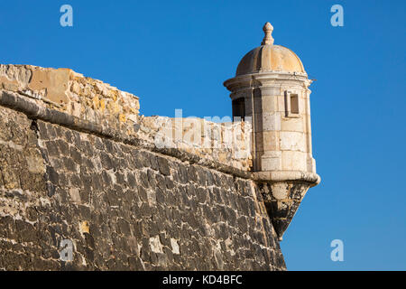 Une vue de forte da Ponta da bandeira sur la côte de l'algarve à Lagos, Portugal. Banque D'Images