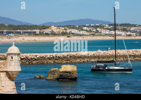 Une vue le long de la magnifique côte de l'algarve à Lagos, Portugal. Meia Praia Beach peut être vu dans l'arrière-plan. Banque D'Images