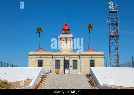 Une vue sur le phare de Ponta da Piedade, à Albufeira, Portugal. Banque D'Images