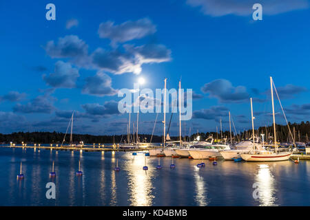 Bateaux et yachts à voile de plaisance dans la nuit avec ciel nuageux. nainital. Suède. Banque D'Images