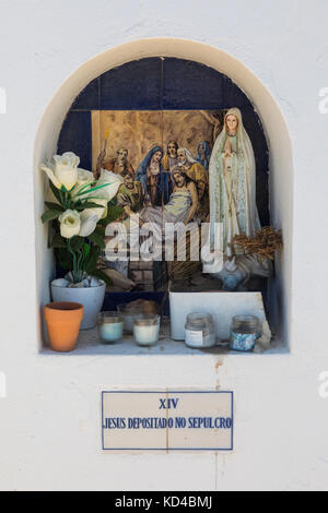 Un culte religieux situé à Ponta da Piedade au Portugal, montrant une représentation de Jésus d'être mis dans la tombe. Banque D'Images