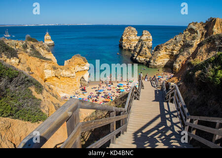 Une vue imprenable sur les étapes menant à la plage de Praia do Camilo à Lagos, Portugal. Banque D'Images