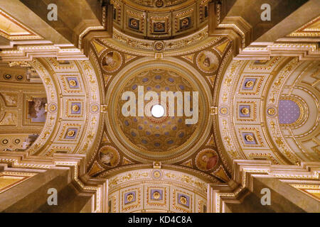 Les anges au plafond de l'opéra de Budapest, Hongrie Banque D'Images