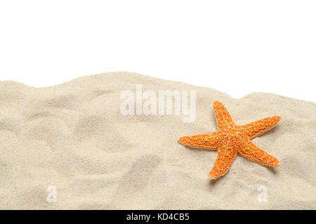 Plage de sable et d'étoiles avec copie espace découper sur blanc. Banque D'Images