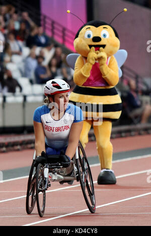 Hannah COCKROFT de Grande-bretagne célèbre remportant la médaille d'or avec la mascotte officielle - Whizbee l'abeille dans l'arrière-plan dans la Women's 400 m T34 à la finale des Championnats du monde à Londres 2017 Para Banque D'Images