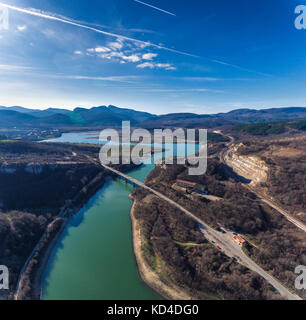 Vue aérienne de bridge road, près du lac dans paysage de montagnes Banque D'Images