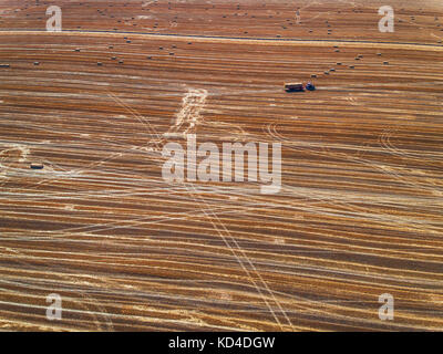 Vue aérienne de la récolte et de bottes de foin Banque D'Images