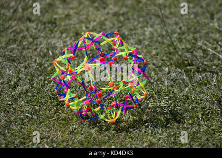 Vue rapprochée d'un jouet Mini sphère en expansion. Banque D'Images