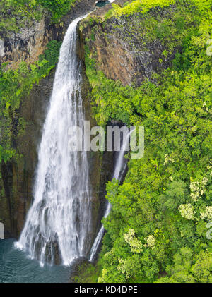 Vue aérienne de manawaiopuna falls, Kauai, Hawaii, en vedette dans Jurassic park. Banque D'Images