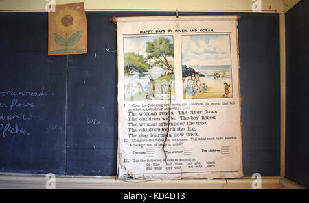 Tableau vintage avec des leçons sur un tableau noir dans une petite école de l'années 1800 dans le Midwest du Kansas, USA Banque D'Images