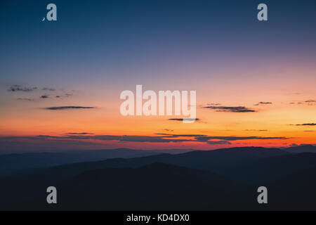 De soleil colorés avec la lune sur les montagnes, beau panorama Banque D'Images