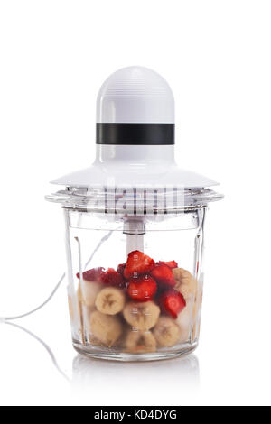 Mixer électrique rempli de fruits différents isolé sur fond blanc Banque D'Images