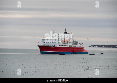 Norvège, Svalbard, Spitsbergen, Parc National Du Nordvest-Spitsbergen, Alkefjellet. Navire d'expédition, L'expédition près des falaises d'oiseaux. Banque D'Images