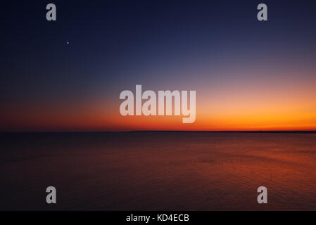 Coucher du soleil doré avec lune au-dessus de la mer Noire, près du cap Kaliakra, Bulgarie. Vue aérienne. Banque D'Images