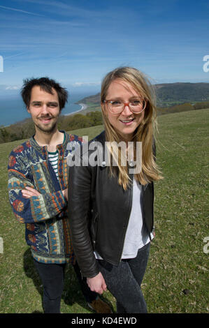 Samphire Festival. Flore Blathwayt organisateurs et Josh Beauchamp sur le site sur Porlock Hill, Somerset, Royaume-Uni. Banque D'Images