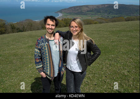 Samphire Festival. Flore Blathwayt organisateurs et Josh Beauchamp sur le site sur Porlock Hill, Somerset, Royaume-Uni. Banque D'Images