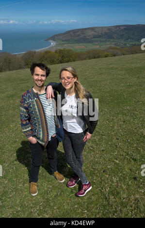 Samphire Festival. Flore Blathwayt organisateurs et Josh Beauchamp sur le site sur Porlock Hill, Somerset, Royaume-Uni. Banque D'Images