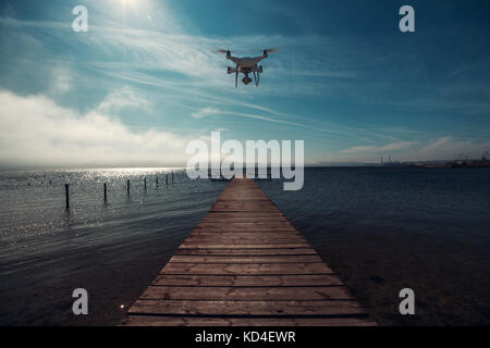 Beau matin sur la mer. pier sur l'avant-plan et volant drone. Banque D'Images