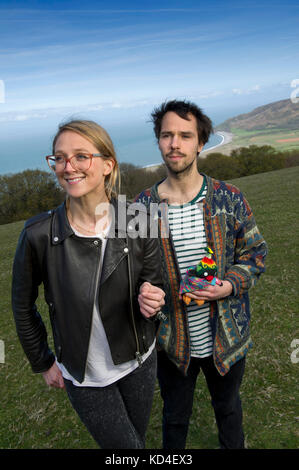 Samphire Festival. Flore Blathwayt organisateurs et Josh Beauchamp sur le site sur Porlock Hill, Somerset, Royaume-Uni. Banque D'Images