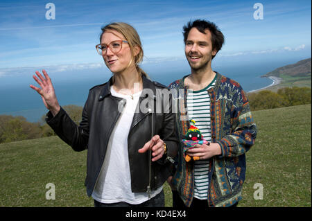 Samphire Festival. Flore Blathwayt organisateurs et Josh Beauchamp sur le site sur Porlock Hill, Somerset, Royaume-Uni. Banque D'Images