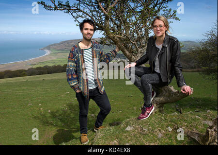 Samphire Festival. Flore Blathwayt organisateurs et Josh Beauchamp sur le site sur Porlock Hill, Somerset, Royaume-Uni. Banque D'Images