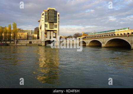 Le siège du ministère français des finances et de l'économie dans le quartier de Bercy dans le 12ème arrondissement de Paris, s'étendant sur la seine Banque D'Images