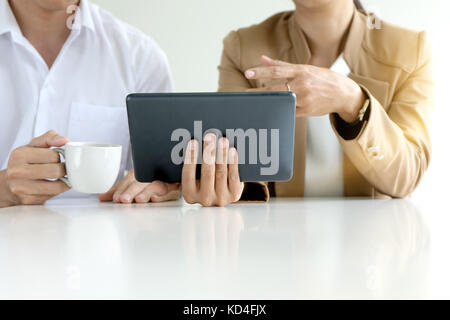 Businessman and businesswoman asseoir l'utilisation actuelle du marché de travail comprimé plan avec plus copy space Banque D'Images