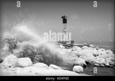 Phare d'oakville au winter storem sur le lac Ontario Banque D'Images