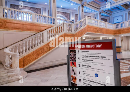 Washington DC,Centre-ville,Musée national des femmes dans les arts,NMWA,musée,art,Great Hall,Mezzanine,escalier,annuaire,intérieur,DC170527182 Banque D'Images