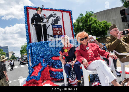 Washington DC, District de Columbia, National Memorial Day Parade, zone de rassemblement, flotteur, deuxième Guerre mondiale, anciens combattants, adultes femme femme femme, homme Banque D'Images