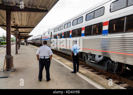 Savannah Georgia,gare,chemin de fer,train,voie,Amtrak,arrêt,Black man men male,crew,FL170531001 Banque D'Images