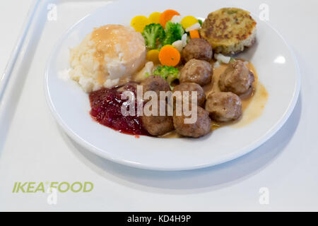 Une assiette de boulettes de viande IKEA, de purée de pommes de terre, de sauce à la crème, de sauce aux baies, de légumes mélangés et d'un médaillon pomme de terre-légume (grönsakskaka). Banque D'Images