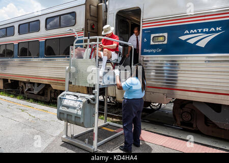 Orlando Florida,gare,chemin de fer,train,Amtrak,arrêt,Black man hommes hommes,femme femmes,passager passagers rider riders,handicapés,fauteuil roulant,ascenseur,HE Banque D'Images