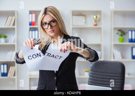 Young businesswoman with message dans le bureau Banque D'Images