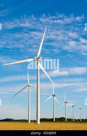 Une ferme éolienne produisant de l'électricité renouvelable à partir de l'énergie du vent au milieu des champs. Banque D'Images