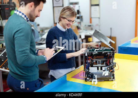 De jeunes étudiants de la robotique robot préparation pour l'essai Banque D'Images