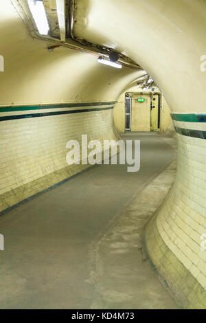 La station de métro d'Aldwych, sol carrelé désaffectées tunnel souterrain pour piétons dans une station n'est plus utilisé pour le transport public, Aldwych, London, England, UK Banque D'Images