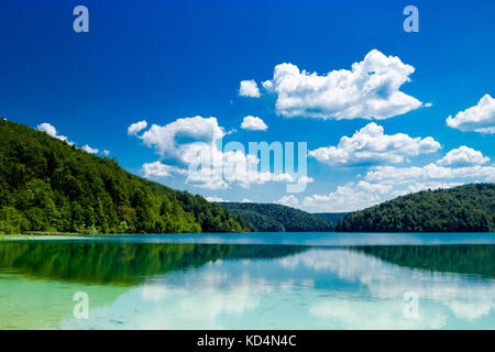 La réflexion dans les lacs de Plitvice en Croatie Banque D'Images