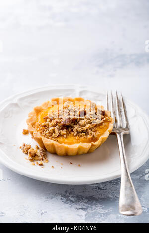 Jour de thanksgiving concept avec des mini tartelette citrouille, tarte, sur fond noir en gris de l'automne, de l'alimentation saine - copier l'espace. Banque D'Images