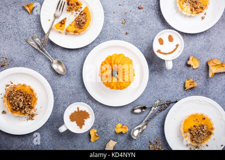 Jour de thanksgiving concept avec des mini tartelette citrouille, tarte, sur fond noir en gris en bonne santé l'alimentation de l'automne. mise à plat, vue du dessus. Banque D'Images