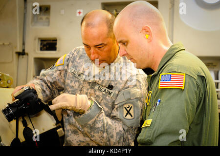 Le sergent de l'armée américaine. Bradford caldwell, un 19k, m1 armor crewman, documents lourds correct positionnement de la chaîne avec le sergent de l'US air force. Doug waitter, arrimeur avec la 315e Airlift Wing. La Caroline du sud de l'Army National Guard 1-118ème bataillon interarmes (CAB) participe à des opérations de transport aérien lourd, 10 et 11 avril 2014 à Wright army airfield (WAAF), hinesville, ga., pour démontrer l'articulation, la force totale, les capacités de la Garde côtière canadienne et de l'armée de l.c. (U.S. Air Force reserve's 315e Airlift Wing. soldats et aviateurs canadiens ont travaillé de concert sur deux jours pour charger et quatre de la 1-118e cab's new m1a Banque D'Images