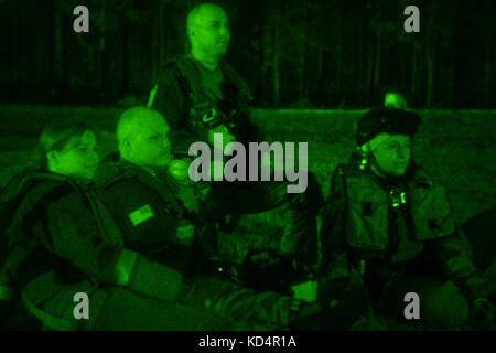 La garde nationale armée l.c. (2-151st aviation, en partenariat avec l'équipe de sauvetage aquatique d'hélicoptères (sc-hart), effectuée de nuit et l'arbre de formation en sauvetage à base d'eau à mcentire joint National Guard Base à eastover, s.c., le 5 avril 2014. sc-hart est un effort conjoint de l'État en matière de recherche et de sauvetage et du groupe de travail des chefs pilotes et l'équipage de l'Army National Guard l.c.. le scénario de formation de sauvetage des personnes en détresse placé dans un arbre pour échapper à crue des eaux. Les sauveteurs ont été abaissées d'un planant UH-60 Black Hawk au niveau de la cime à l'individus w Banque D'Images