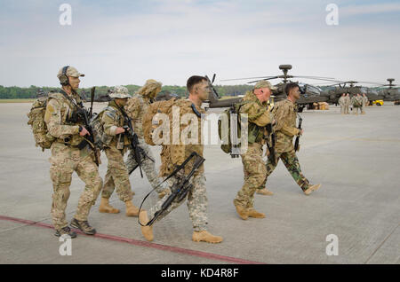 Les soldats de l'armée américaine avec l.c. (4-118 de la garde nationale de l'armée de bataillon d'infanterie, 218e brigade, et d'amélioration de manœuvre de l'armée américaine et les forces spéciales de l'armée de l'air à pied à travers la piste d'un UH-60 Black Hawk en attente d'effectuer la formation de reconnaissance à la base de la garde nationale mixte guess, s.c., le 20 mai 2014. éléments de Caroline du sud de l'armée et de la garde nationale, de l'armée américaine et air force special operations, et département de police de Colombie-Britannique s.w.a.t., a mené l'agression urbaine qui a permis la formation des forces d'opérations spéciales et de la garde nationale d'actif de travailler aux côtés de chaque othe Banque D'Images