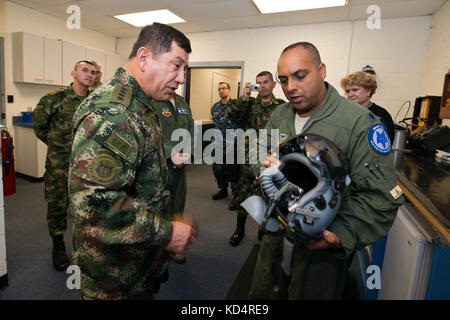 Le général de l'armée colombienne Juan Pablo Rodriguez Barragán, commandant des forces armées de Colombie, visite la Garde nationale de Caroline du Sud à Columbia, S.C., 22 sept. 2014. Barragán se rend en Caroline du Sud dans le cadre d'une visite de son homologue organisée par le Président du Chef d'état-major conjoint. La Garde nationale de Caroline du Sud et le pays de Colombie ont un partenariat d'État sous le Bureau de la Garde nationale. (ÉTATS-UNIS Photo de la Garde nationale aérienne par Tech. Sgt. Jorge Intriago/publié) Banque D'Images