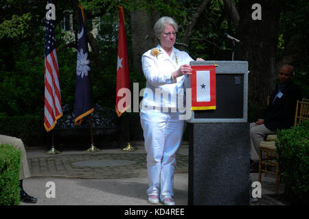 Deborah whitsitt, s.c. gold star président, affiche une bannière de blue star sur le podium, à la Governor's Mansion, sept. 27, 2014, lors d'un rassemblement de l'étoile d'or des mères et des familles. près de 60 membres étaient présents comme une proclamation, signée par le président Barack Obama et l.c. gouverneur nikki Haley, a été lu désignant sept. 28, 2014 en tant que gold star des mères et des familles 24. (Photo par le sgt Brian calhoun/libérés) Banque D'Images