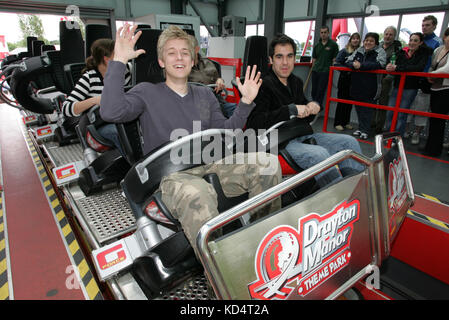 Les membres du quatuor vocal de musique classique Quatre G sur la photo du nouveau G Force ride à Drayton Manor Park, Staffordshire. Banque D'Images