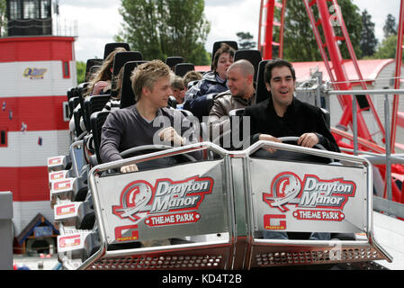 Les membres du quatuor vocal de musique classique Quatre G sur la photo du nouveau G Force ride à Drayton Manor Park, Staffordshire. Banque D'Images