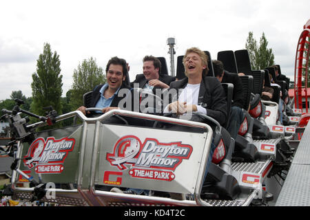 Les membres du quatuor vocal de musique classique Quatre G sur la photo du nouveau G Force ride à Drayton Manor Park, Staffordshire. Banque D'Images